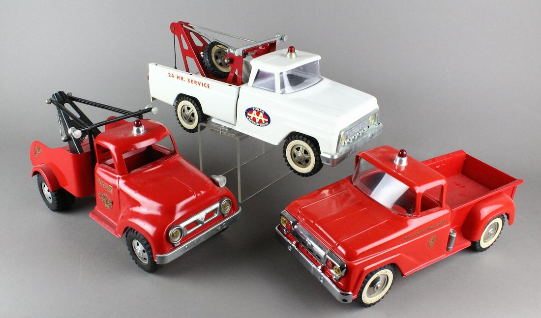 3 1950s-1960s Tonka Wreckers & Pick Up: 3 1950s-1960s Tonka Wreckers & Pick Up truck. AA White wrecker, St. Louis Fire Chief Pick up truck, and No. 5 Wrecker truck. Great looking trucks, red ones appear restored, white wrecker looks origina