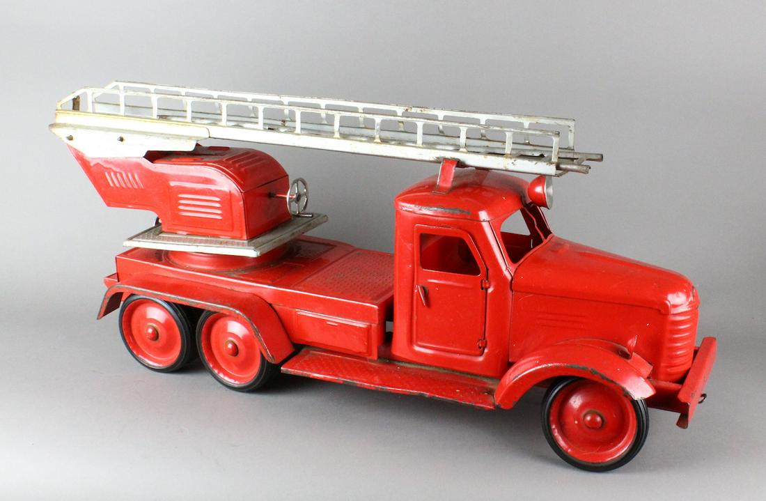 Pressed Steel Ladder Fire Truck Buddy L Keystone?: Pressed Steel Ladder Fire Truck. Large hefty beefy fire engine with rotatiing ladder turret. 25 inches long. Very well made- opening doors, double wheel sets in the rear. 25 inches long c.1949. Odd Ke