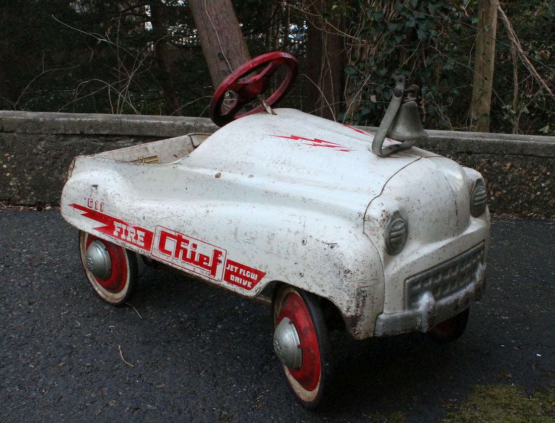 Murray Fire Chief Jet Flow Pedal Car: Murray Champion Fire Chief Jet Flow Pedal Car 611. Scarce white dip side 1950s original paint pedal car. Note all pedal cars will require pick up or arrange your own shipping.