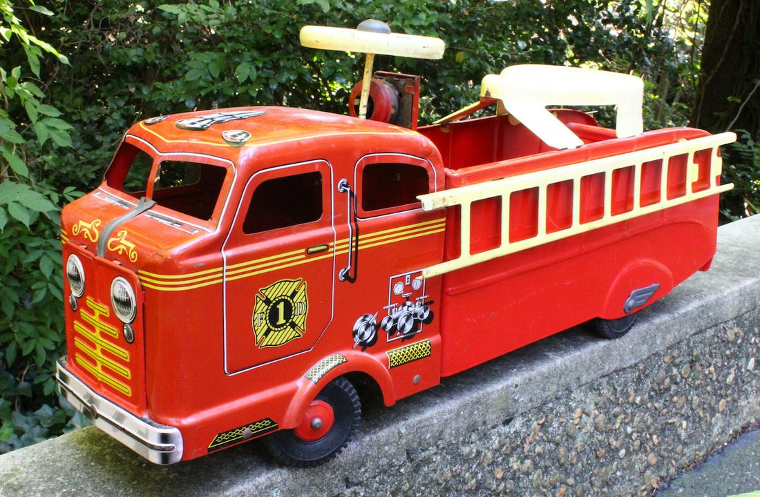 Marx Pressed Steel Ride On Fire Engine (1 of 4)