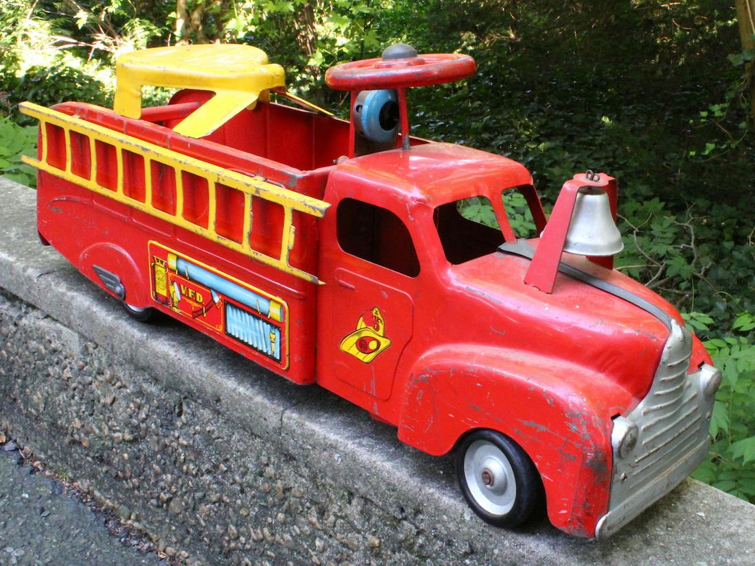 Marx VFD Pressed Steel Ride On Fire Engine (1 of 4)