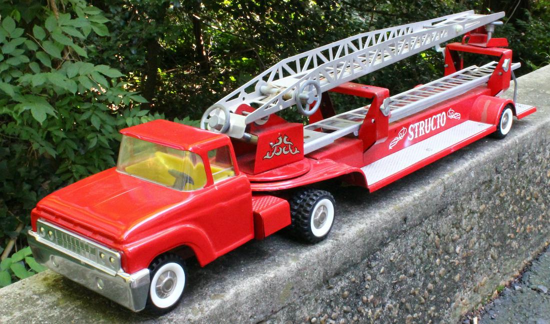 1960s Structo Fire Engine Ladder Truck (1 of 5)