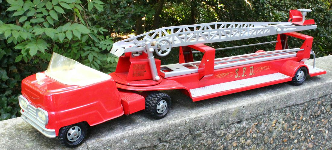 Structo Fire Dept. Pressed Steel Truck (1 of 4)
