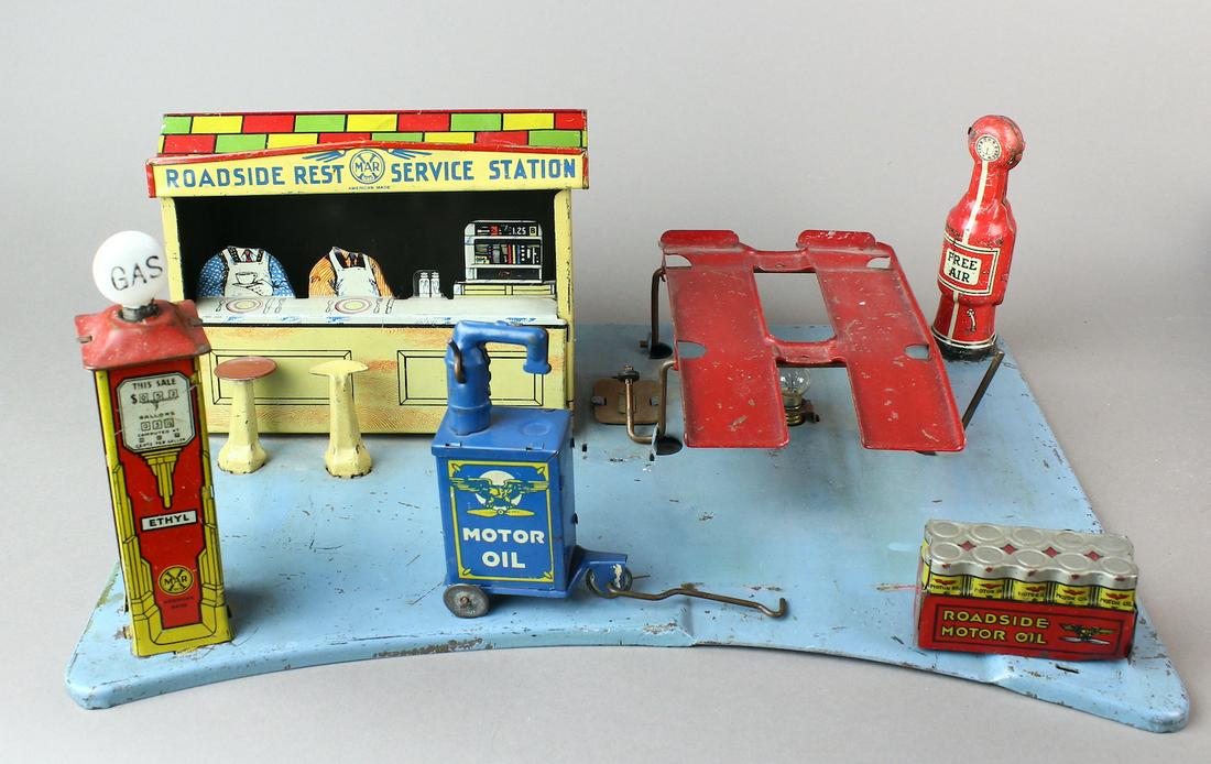 Marx Roadside Rest Gas Station with Motor Oil: Marx Roadside Rest Service Station Gas Station with mobile Motor Oil Cart and roadside motor oil. Missing some pieces and parts, has the gas pump globe light and the mobile oil cart is excellent. Car