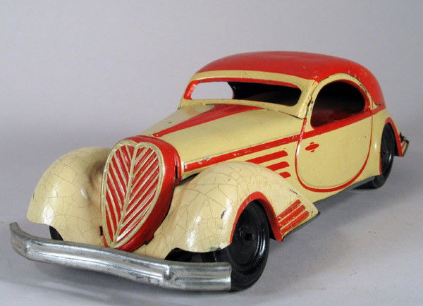 SG (GUNTHERMANN) 2 Door Sedan Art Deco 1935: SG (GUNTHERMANN) German tin 2 door sedan, working clockwork, pre-war 1935. Great art deco auto. Very attractive litho and design. Complete with original grill and bumpers. Adjustable wheels. Length ap
