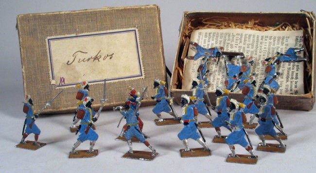 GERMAN MILITARY FLATS: Heinreichsen/Keiler? Turks: GERMANY, MILITARY FLATS SET: Heinreichsen/Keiler? Soldier Flats, circa 1900. Early Turkish soldier "Turkos" set by one of the early German firms from Nuremberg. Turkish soldier set complete in the box