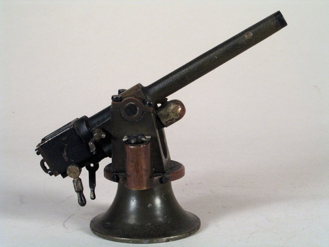 MARKLIN? German Anti-Aircraft Gun on Turret: MARKLIN? German Anti-Aircraft gun on turret. Mechanically complex all metal cannon rotates and raises with gears and working components. Very well made 5 1/2 inches tall.