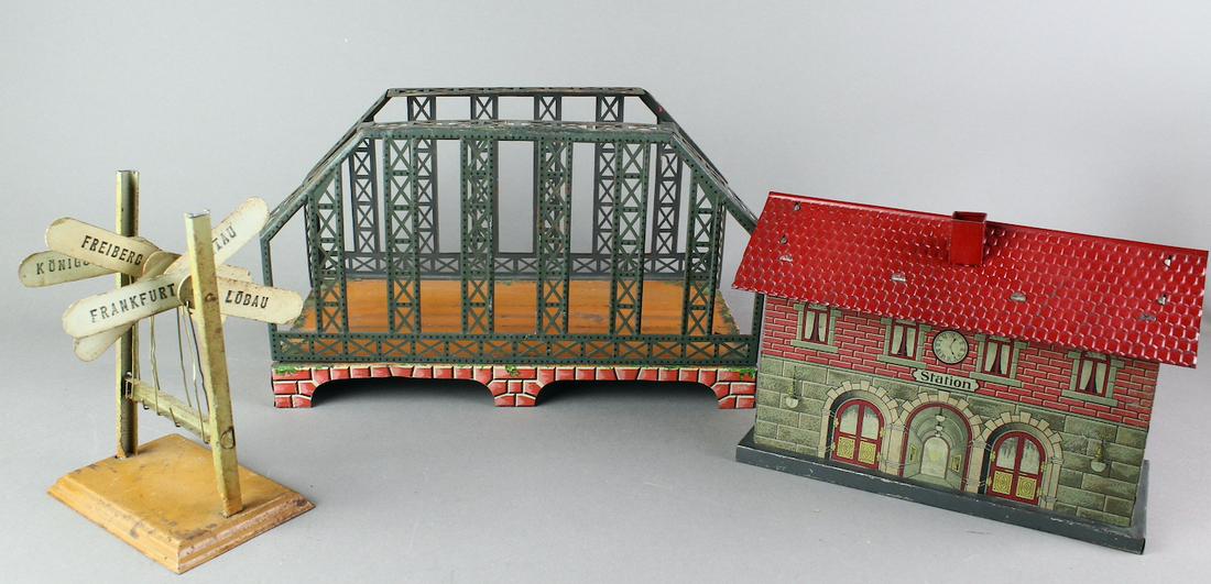 Marklin & Bing Tin Train Accessories (1 of 3)