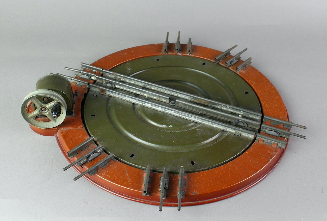 Pre-War Marklin Hand Crank RR Turntable Roundhouse (1 of 4)