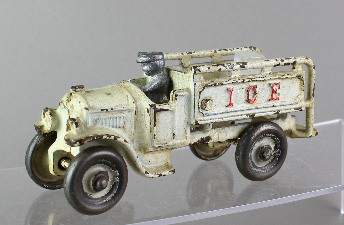 Kenton Cast Iron Ice Truck (1 of 4)