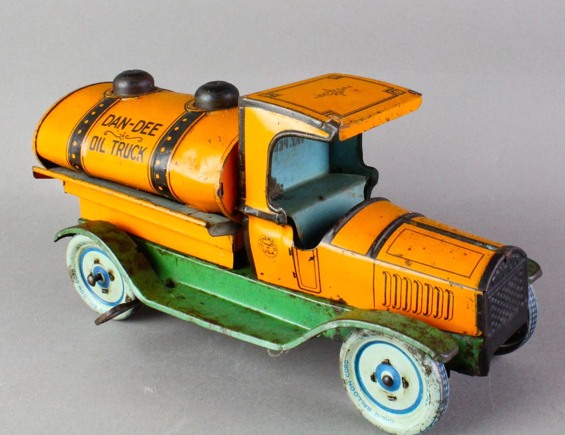 1920s J. Chein TIn Dan Dee Oil Truck (1 of 3)
