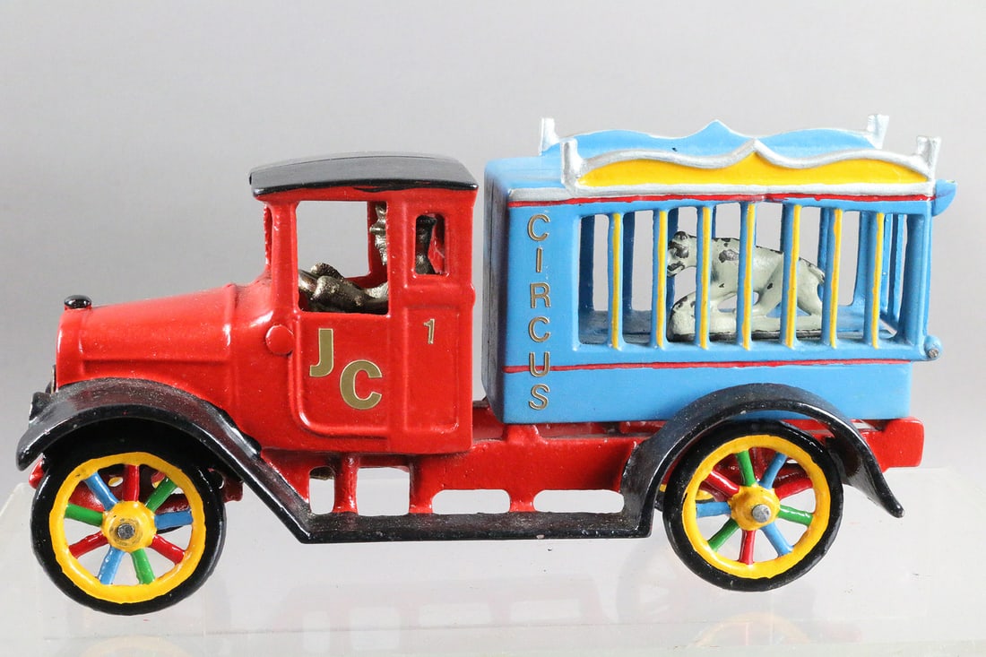 Arcade Circus Truck Cast Iron Restored: Arcade Circus Truck Cast Iron Restored, 10 inches Fantasy