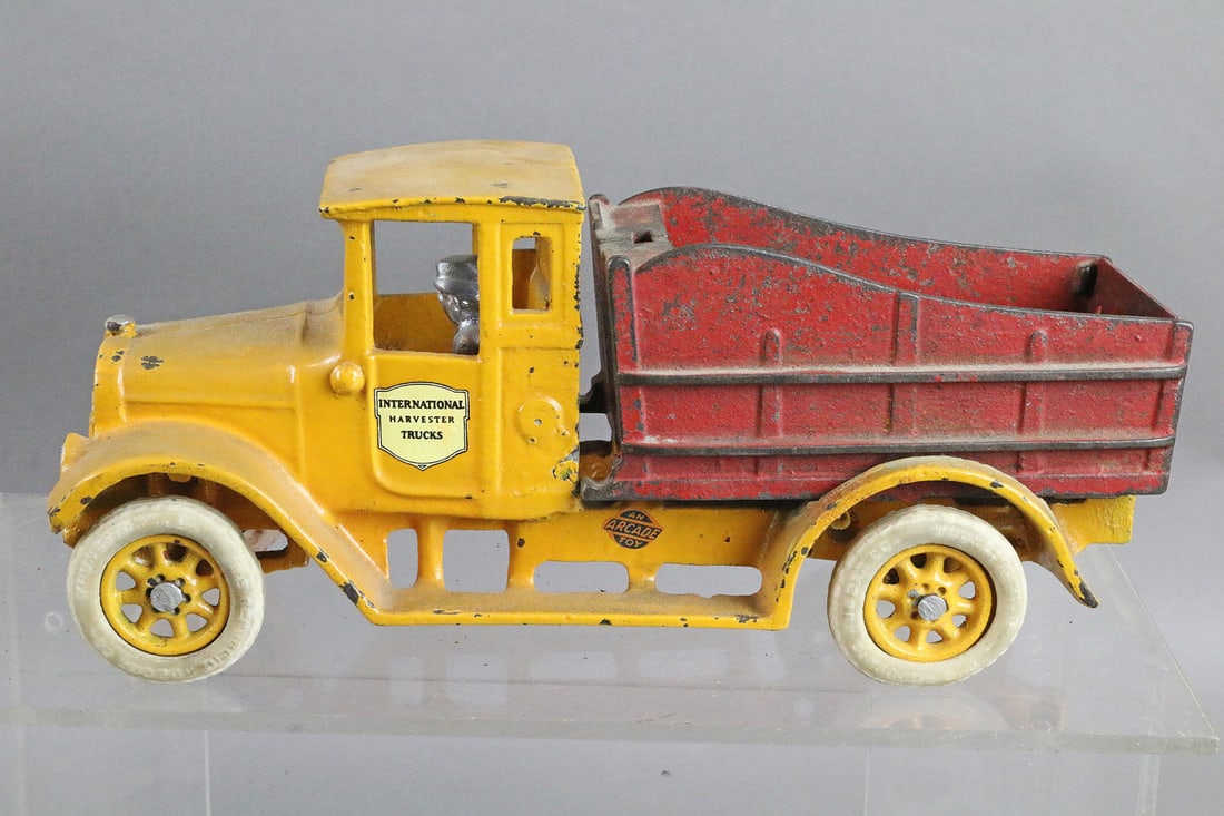 Arcade Cast Iron Dump Truck (1 of 4)