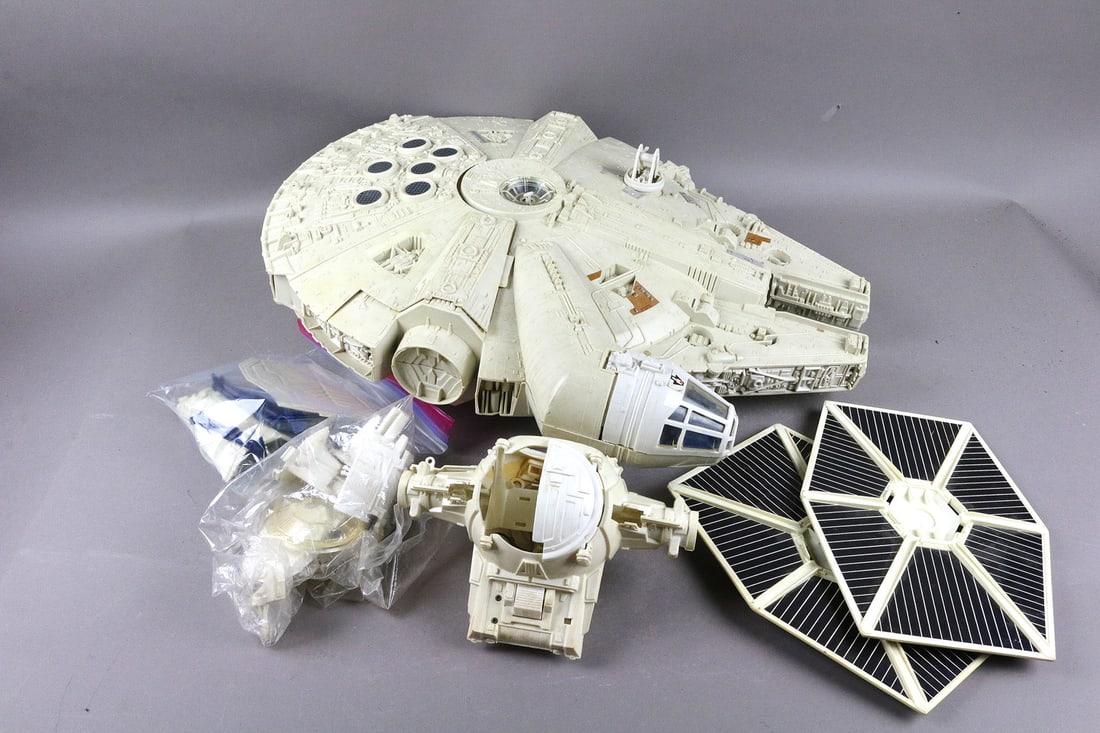 Star Wars Millenium Falcon Lot: Star Wars Millenium Falcon Lot