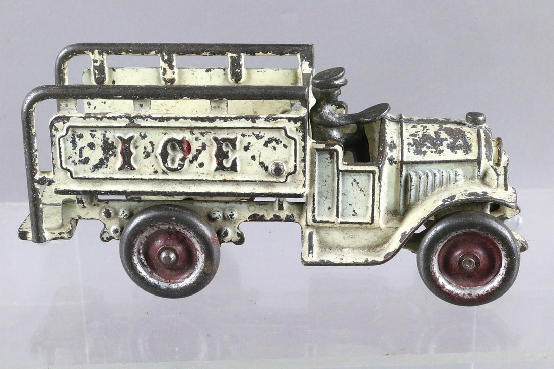 Kenton Cast Iron Ice Truck (1 of 4)