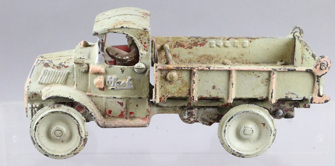 Hubley Mack Dump Truck: Hubley Mack Dump Truck 9 inches