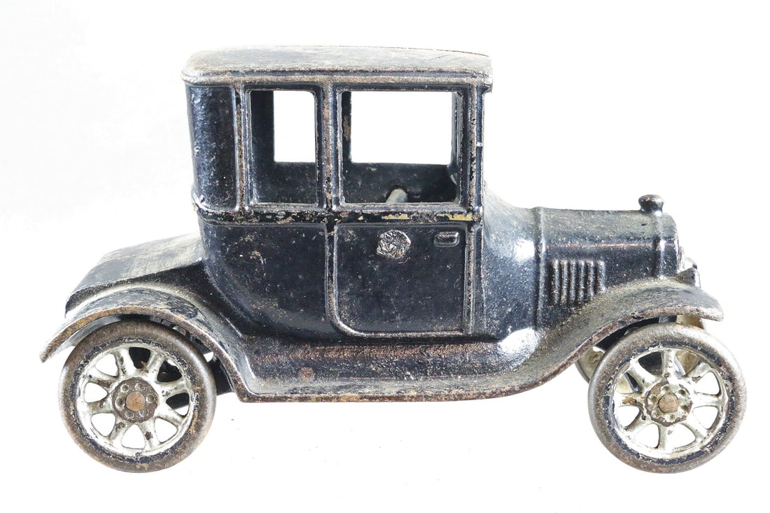1920s Arcade Cast Iron Ford Coupe: 1920s Arcade Cast Iron Ford Model T Tudor Coupe 7 inches