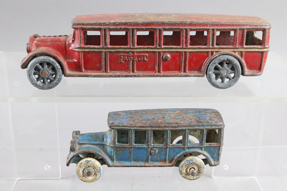 Arcade Fageol Bus Lot Cast Iron: Arcade Fageol Bus Lot Cast Iron 5, 8 inche. Stress crack in small bus.
