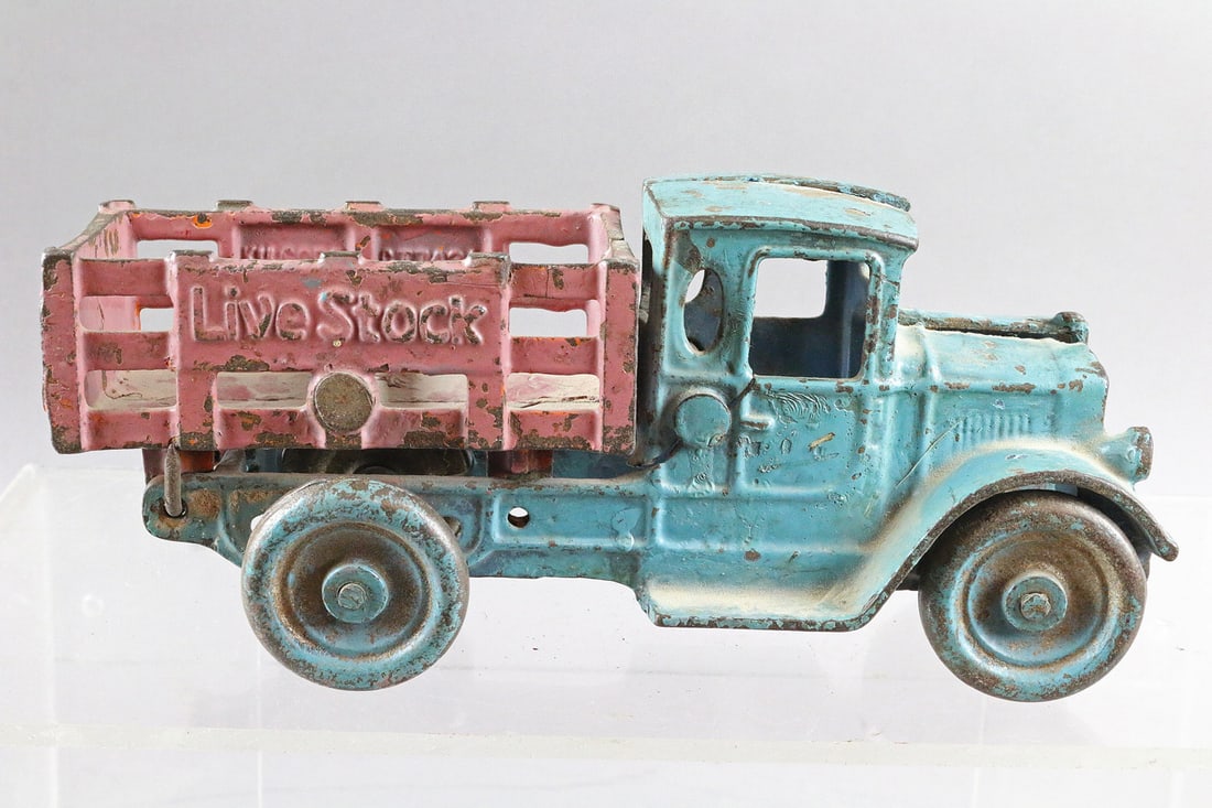 Kilgore Livestock Truck Cast Iron: Kilgore Livestock Truck Cast Iron 9 inches