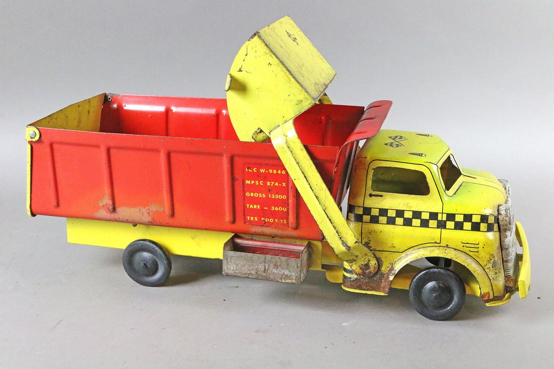 Wyandotte Pressed Steel Dump Truck: Wyandotte Pressed Steel Dump Truck 20 inches