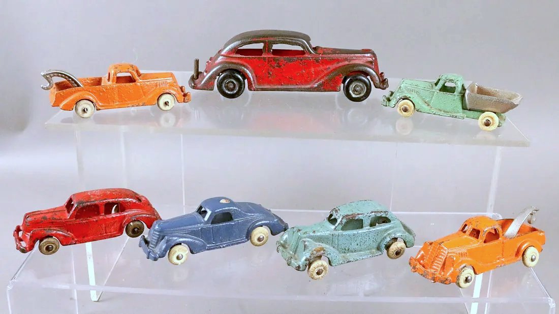 Arcade & Hubley Cast Iron Car Lot (1 of 2)