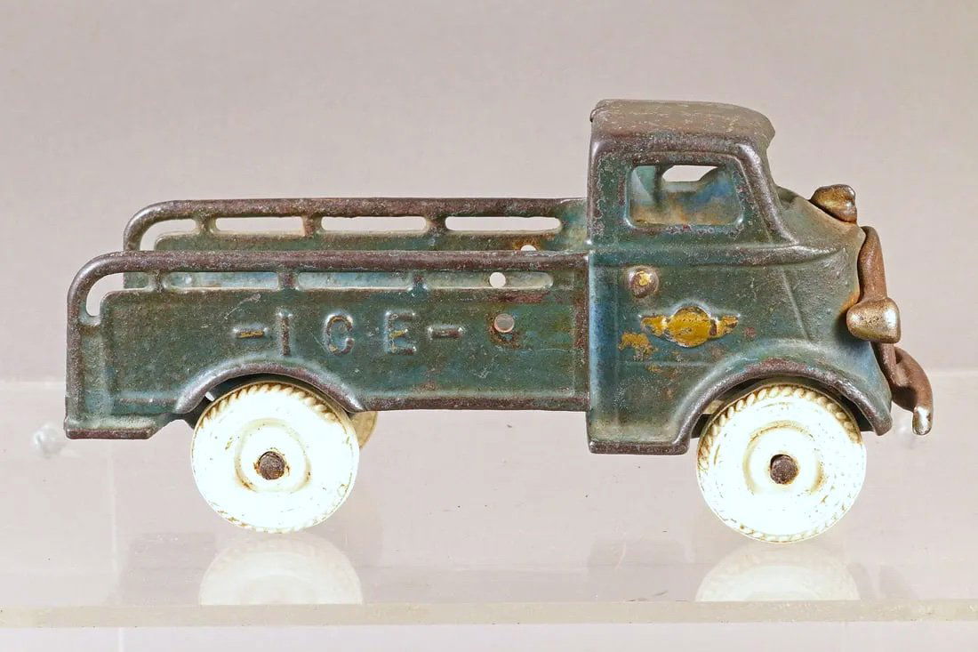 Arcade Ice Truck Cast Iron (1 of 3)