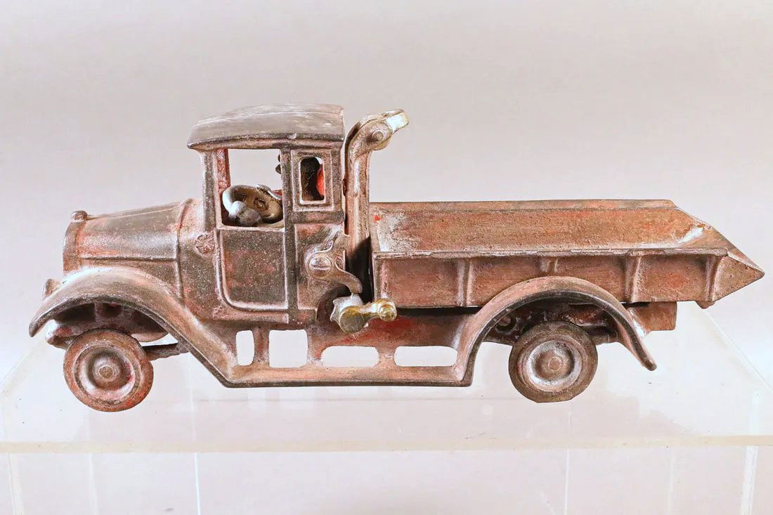 Arcade Cast Iron Dump Truck (1 of 3)
