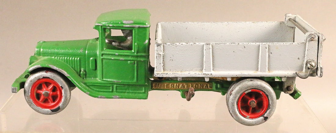 Hubley International Dump Truck Cast Iron: Hubley International Dump Truck Cast Iron, 11 inches long