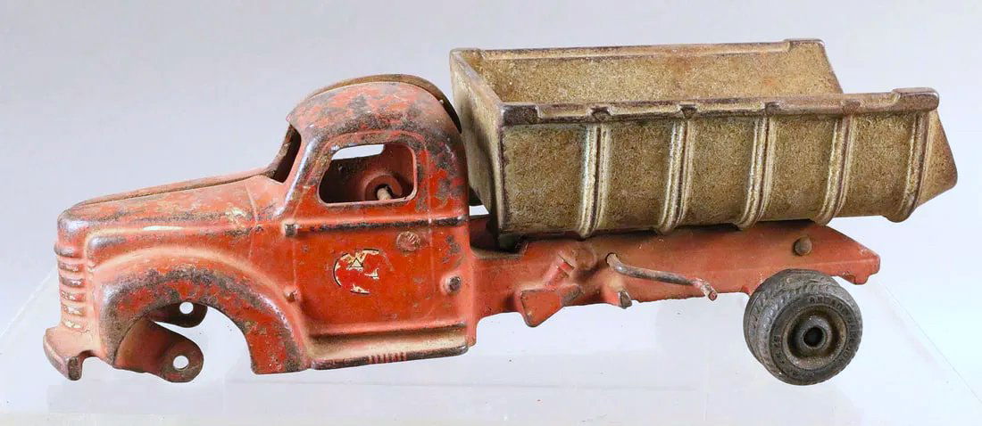 Arcade Cast Iron International Harvestor Truck (1 of 2)