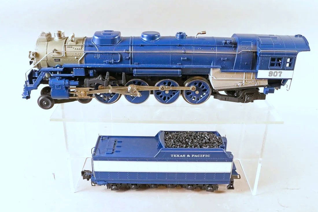 Lionel 907 Texas and Pacific Steam Engine and Tender (1 of 2)