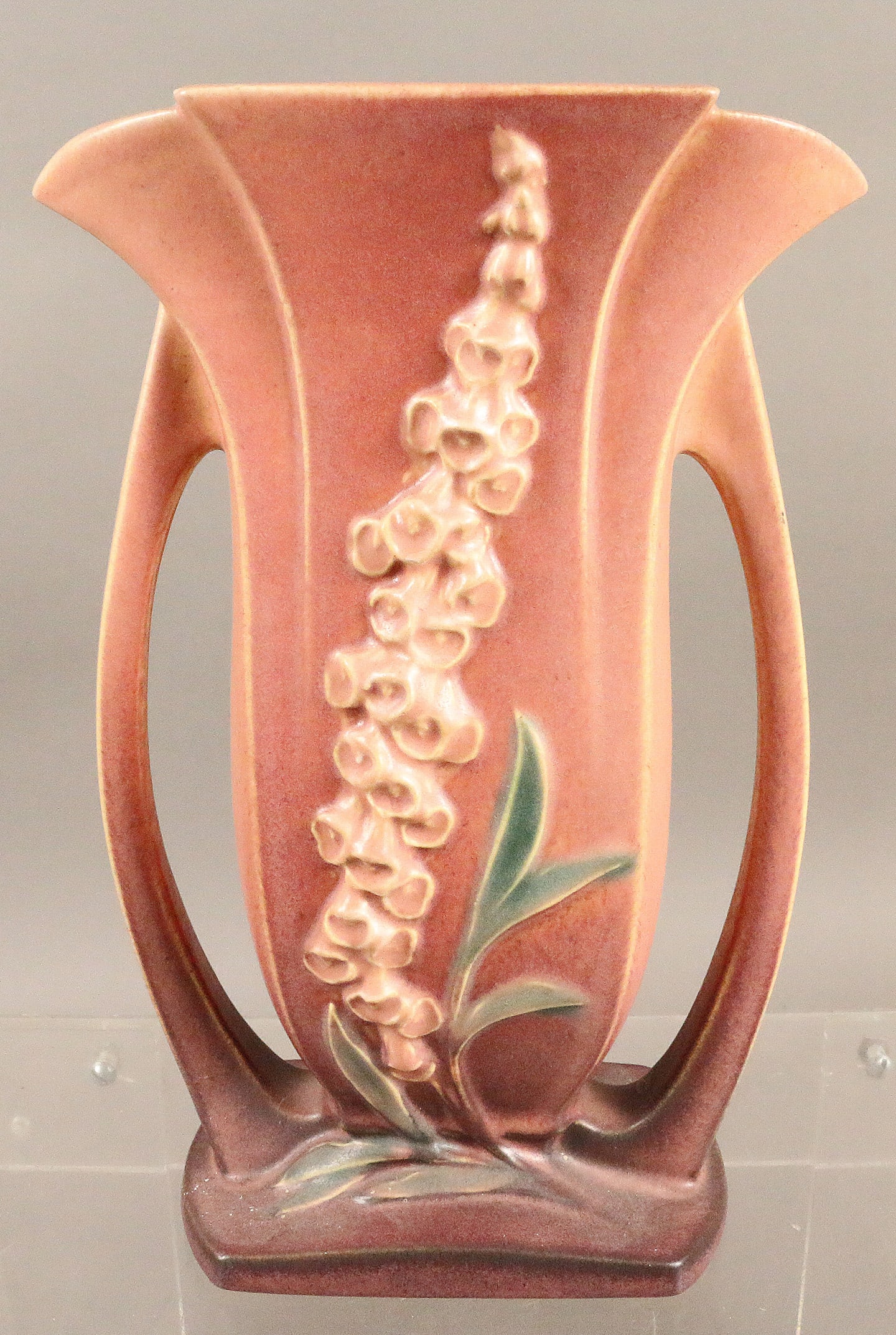 Roseville Foxglove Vase: Roseville Foxglove Vase, 49-9 green, beautiful form and look!