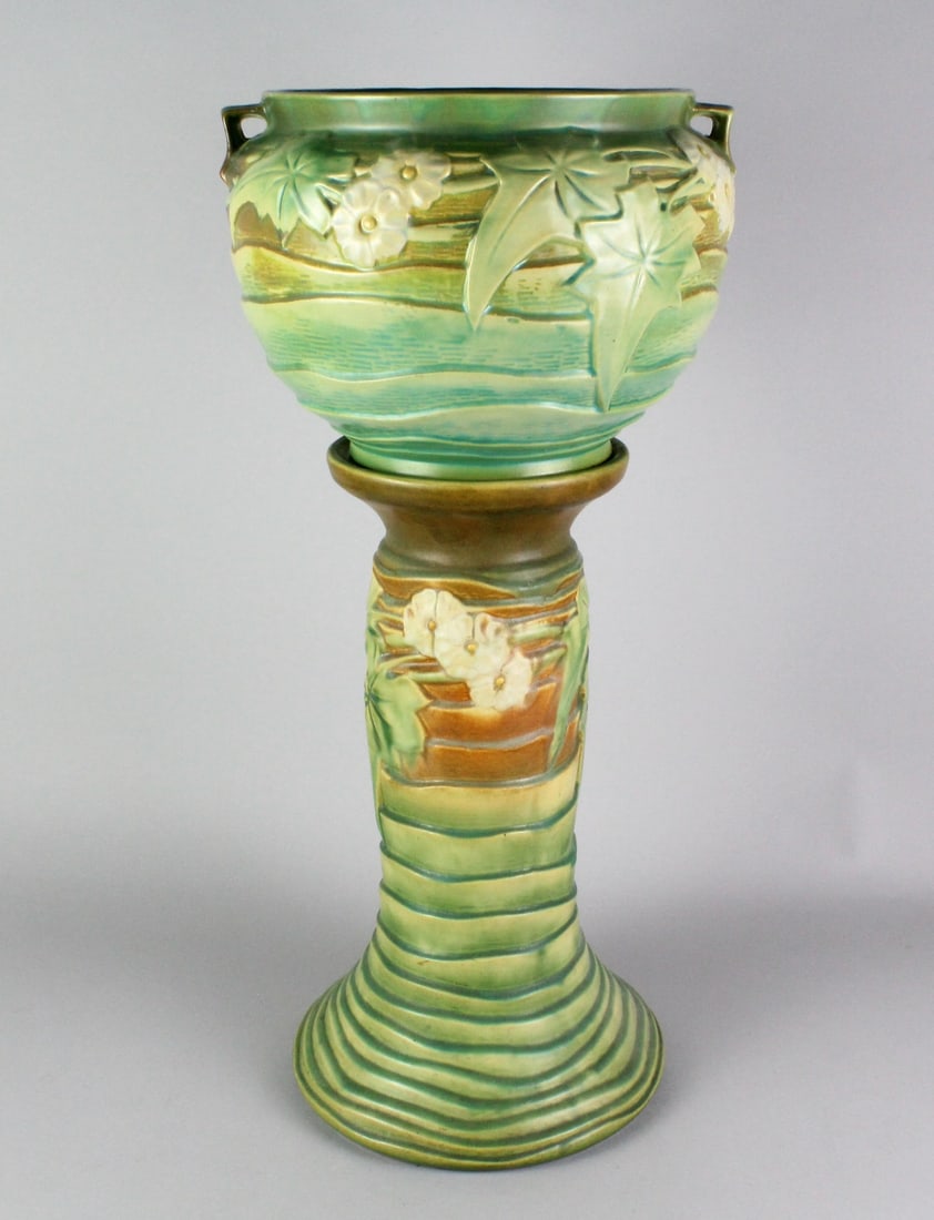 Roseville Luffa Jardiniere & Pedestal: Roseville Luffa jardiniere and pedestal in green. Height 28 inches. Really sharp mold, glaze and color. 28 1/2 inches high, 14 1/2 inches wide. One small glaze chip at the base of the jardiniere on ha