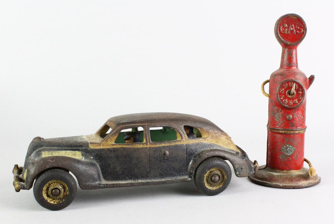 Arcade Studebaker Taxi and Gas Pump (1 of 4)