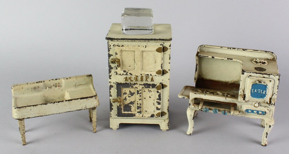 Hubley Kitchen - Alaska Refrigerator & Eagle Stove & Sink (1 of 3)