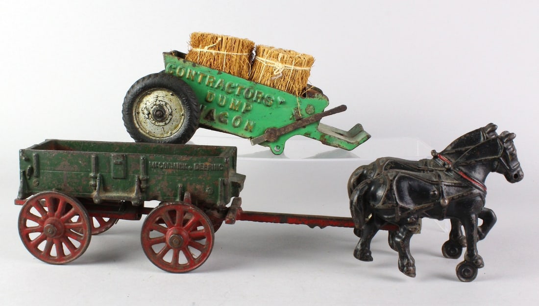 Arcade McCormick Deering Box Wagon & Dump Wagon (1 of 3)