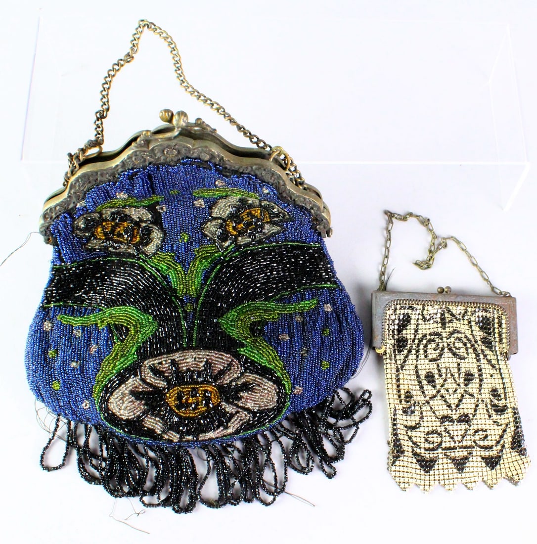 1920s Glass Bead Bags/Purse Art Deco: Two 1920s Glass Bead Bags/Purse in fine Art Deco patterns. Larger bag is about 11 inches long plus the chain. Overall excellent condition.