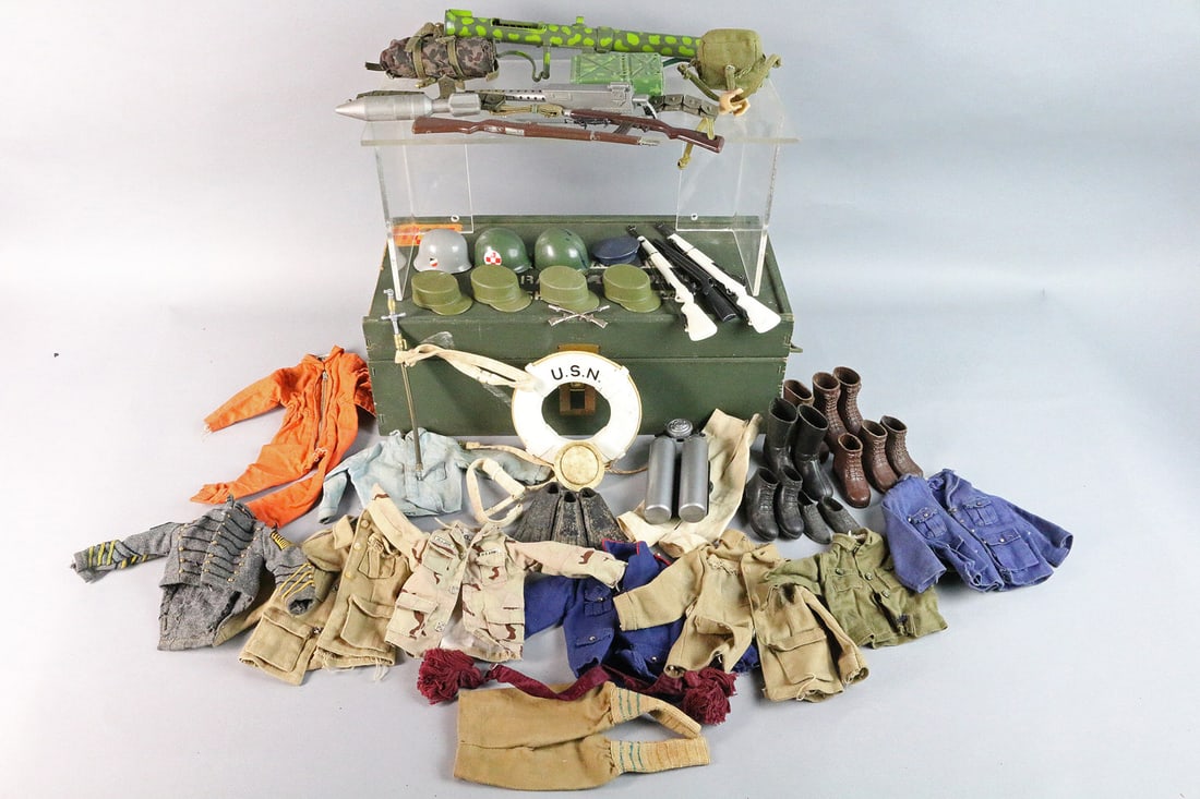 GI Joe Footlocker Filled with Accessories: GI Joe Footlocker Filled with Accessories 1964