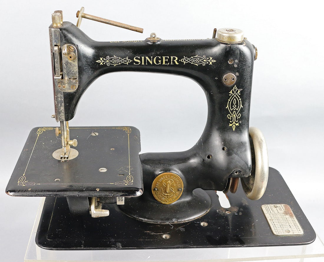 Singer 24 Sewing Machine: Singer 24 Sewing Machine, 9hx11 inches long