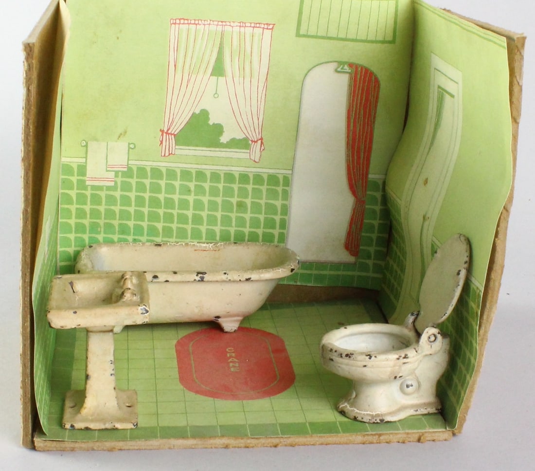 1920s Kilgore Cast Iron Bathroom in Room Setting: 1920s Kilgore Cast Iron Bathroom in Room Setting