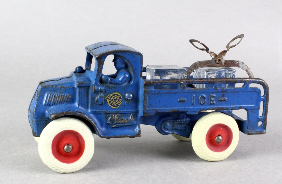 Arcade Cast Iron Mack Ice Truck (1 of 5)