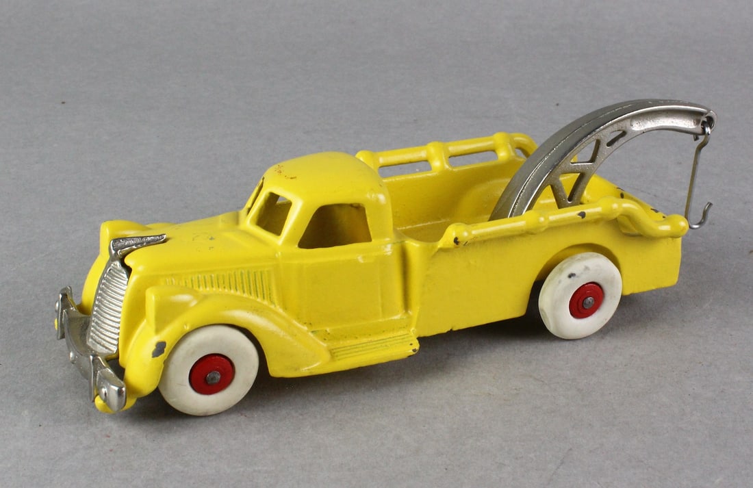 Hubley Cast Iron Tow Truck: Hubley Cast Iron Tow Truck 7 inches. Repainted.