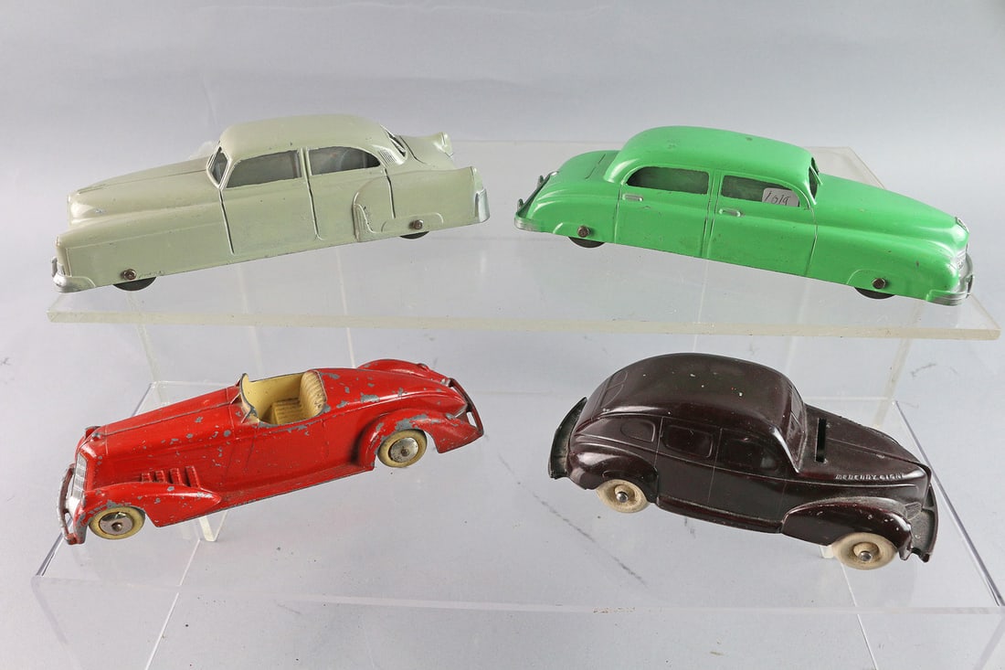 Tootsietoy Car Lot: Tootsietoy Car Lot, 4 total, 5,6"