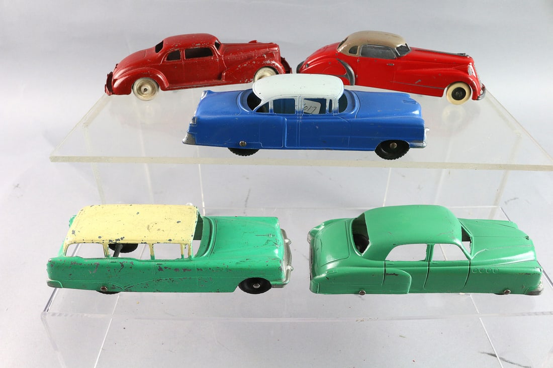 Tootsietoy Car Lot: Tootsietoy Car Lot, 5 total, 5"