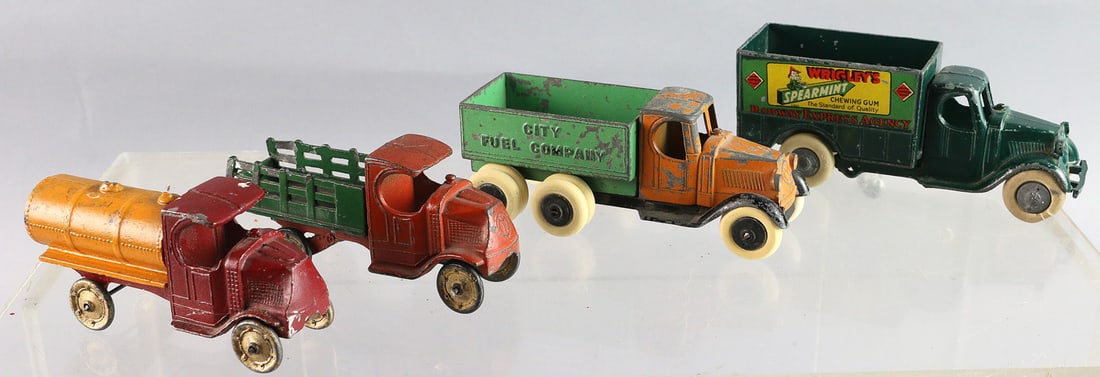 Tootsietoy Wrigley Spearmint Truck Lot: Tootsietoy Wrigley Spearmint Truck Lot, 4 total