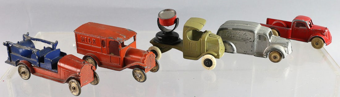 Tootsietoy Searchlight Truck Lot: Tootsietoy Searchlight Truck Lot, 5 total