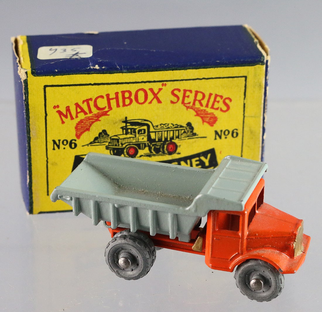 Matchbox No 6 Dump Truck Greywheel in Box (1 of 3)