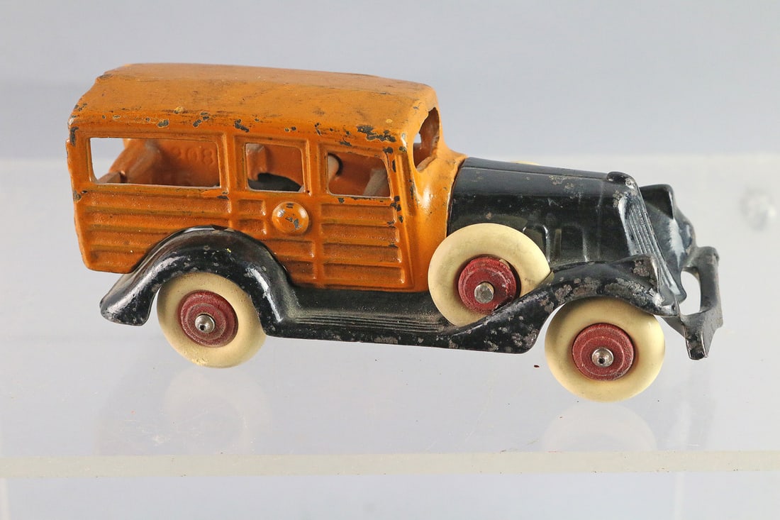 Hubley Woody Wagon Cast Iron Take Apart Car (1 of 3)