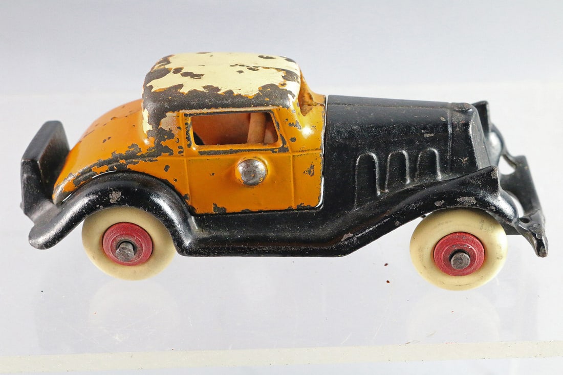 Hubley Cast Iron Take a Part Coupe (1 of 3)