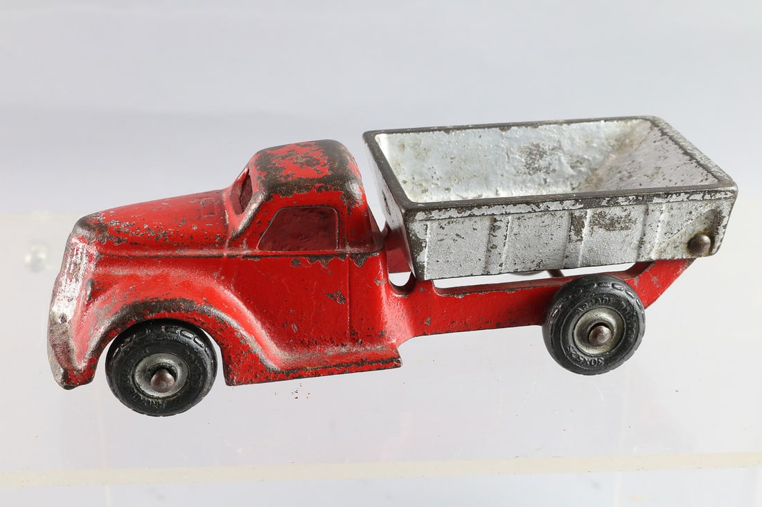 Arcade Cast Iron Dump Truck (1 of 3)