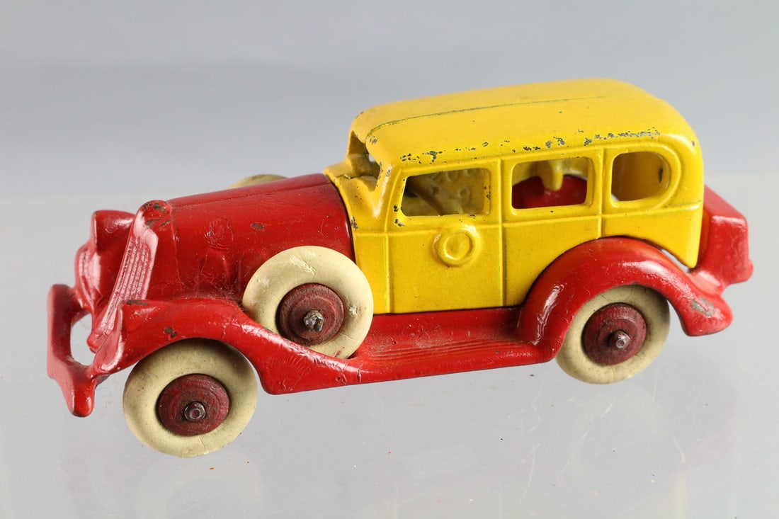 Hubley Cast Iron Take a Part Sedan: Hubley Cast Iron Take a Part Sedan, 5"